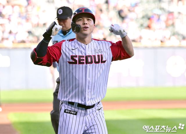 LG 트윈스 외야수 문성주가 20일 서울 잠실야구장에서 열린 2025 신한 SOL Bank KBO리그 롯데 자이언츠와의 팀 간 11차전에서 3안타를 때려내며 팀 승리를 이끌었다. 사진 김한준 기자