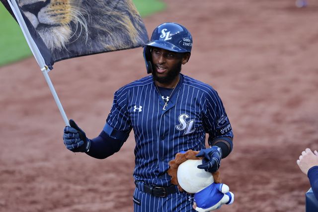 삼성 라이온즈 르윈 디아즈가 20일 대구 키움 히어로즈전에서 홈런을 친 뒤 세리머니하고 있다. 삼성 라이온즈