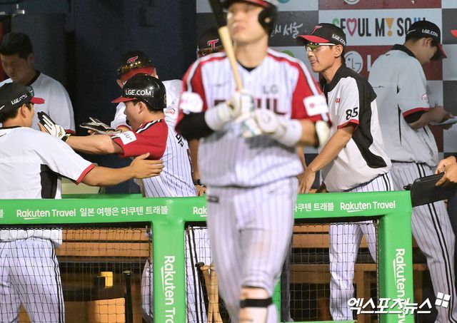 염경엽 감독이 이끄는 LG 트윈스가 20일 서울 잠실야구장에서 열린 2025 신한 SOL Bank KBO리그 롯데 자이언츠와의 팀 간 11차전에서 3-2 승리를 거두고 단독 2위 수성에 성공했다. 사진 김한준 기자