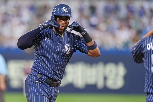 삼성 라이온즈 르윈 디아즈가 20일 대구 키움 히어로즈전에서 홈런을 친 뒤 세리머니하고 있다. 삼성 라이온즈