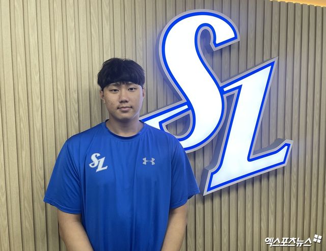 삼성 라이온즈 배찬승이 19일 대구 삼성라이온즈파크에서 인터뷰를 마친 뒤 기념촬영하고 있다. 대구, 최원영 기자