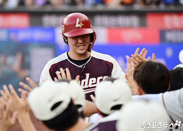 SSG 랜더스 최정이 지난 12일 KBO 올스타전에서 득점 후 축하 받고 있다. 엑스포츠뉴스 DB