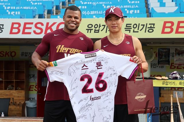 왼쪽부터 키움 히어로즈 스톤 개랫, 주장 송성문. 20일 대구 삼성라이온즈파크에서 팀을 떠나게 된 스톤의 송별 행사 후 기념촬영하고 있다. 키움 히어로즈