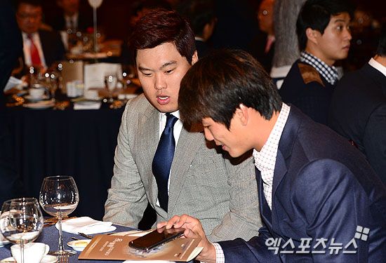 서울 논현동 임피리얼팰리스호텔에서 열린 '2013 프로야구 스포츠토토 올해의 상' 시상식에 류현진과 김광현이 함께 앉아 대화를 하고 있다. 엑스포츠뉴스DB