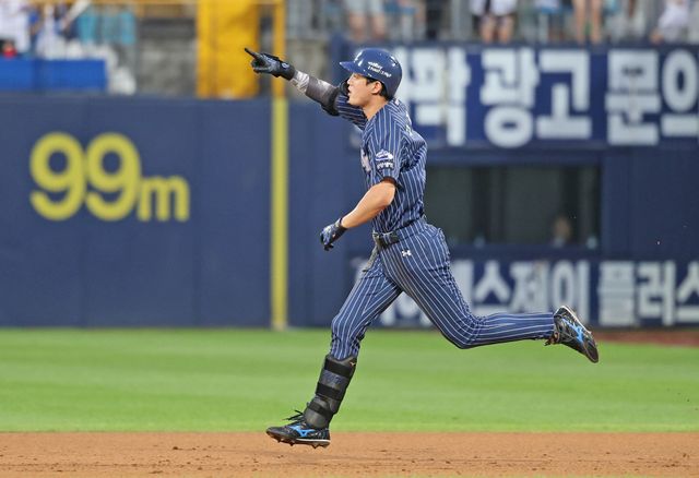 삼성 라이온즈 구자욱이 지난 20일 대구 키움 히어로즈전에서 홈런을 친 뒤 세리머니하고 있다. 삼성 라이온즈