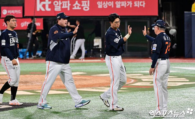 김경문 감독이 이끄는 한화 이글스가 오는 22일 서울 잠실야구장에서 열리는 두산 베어스와의 경기에서 구단 역사상 첫 단일 시즌 두 번째 10연승에 도전한다. 사진 엑스포츠뉴스 DB