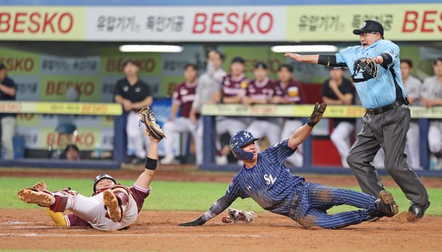 삼성 라이온즈 구자욱이 지난 20일 대구 키움 히어로즈전에서 슬라이딩 해 득점하고 있다. 삼성 라이온즈