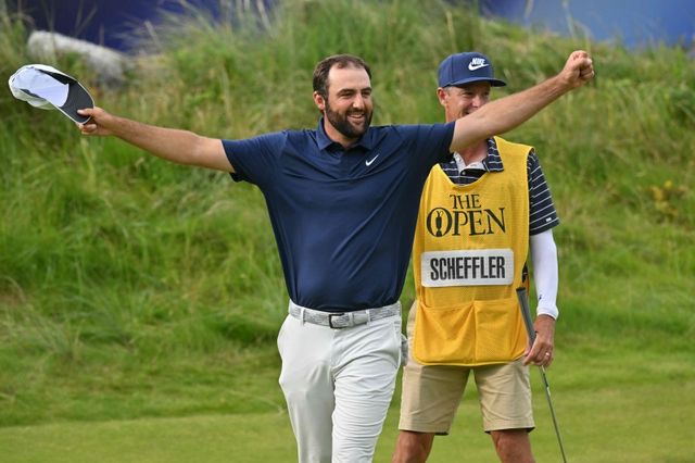 스코티 셰플러는 21일(한국시간) 영국 북아일랜드 포트러시의 로열 포트러시 골프클럽(파71)에서 열린 디오픈(브리티시오픈) 챔피언십(총상금 1700만달러)에서 최종 라운드에서 3언더파 68타를 쳐 최종 합계 17언더파 267타로 우승을 차지했다. AFP연합뉴스