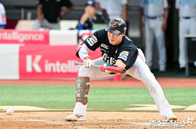 지난 18일 오후 수원KT위즈파크에서 열린 '2025 신한 SOL Bank KBO리그' 한화 이글스와 KT 위즈의 경기, 2회초 무사 1,2루 한화 하주석이 번트를 시도하고 있다. 엑스포츠뉴스 DB