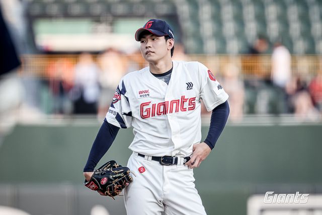 2025시즌 후반기 롯데 자이언츠 불펜 필승조의 핵으로 떠오른 좌완 파이어볼러 유망주 홍민기. 사진 롯데 자이언츠