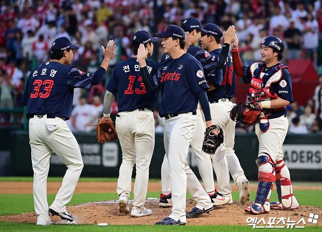 김태형 감독이 이끄는 롯데 자이언츠가 지난 20일 잠실 LG 트윈스전 패배로 공동 2위 도약이 불발됐다. 사진 엑스포츠뉴스 DB