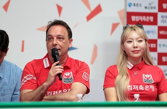 웰컴저축은행 팀 주장 다니엘 산체스와 김예은이 취재진의 질문에 답변하고 있다. PBA