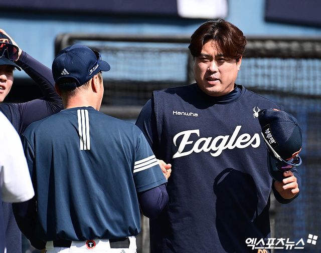 두산 베어스 조성환 감독대행이 22일 서울 잠실야구장에서 한화 이글스와 홈경기를 앞두고 한화 류현진과 인사를 나누고 있다. 잠실, 박지영 기자