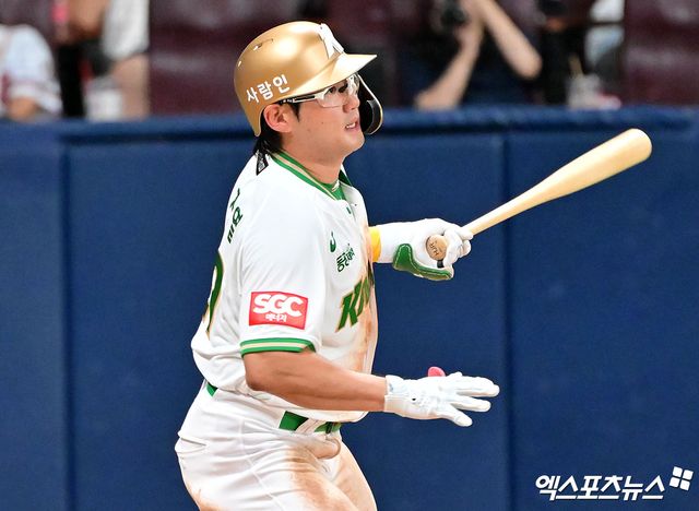 22일 오후 서울 구로구 고척스카이돔에서 열린 '2025 신한 SOL Bank KBO리그' 롯데 자이언츠와 키움 히어로즈의 경기, 2회말 2사 만루 키움 임지열이 2타점 적시타를 날리고 있다. 엑스포츠뉴스 고척, 김한준 기자