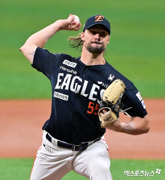 한화 이글스 선발투수 라이언 와이스가 올해 정규시즌 경기에 등판해 역투하고 있다. 엑스포츠뉴스 DB