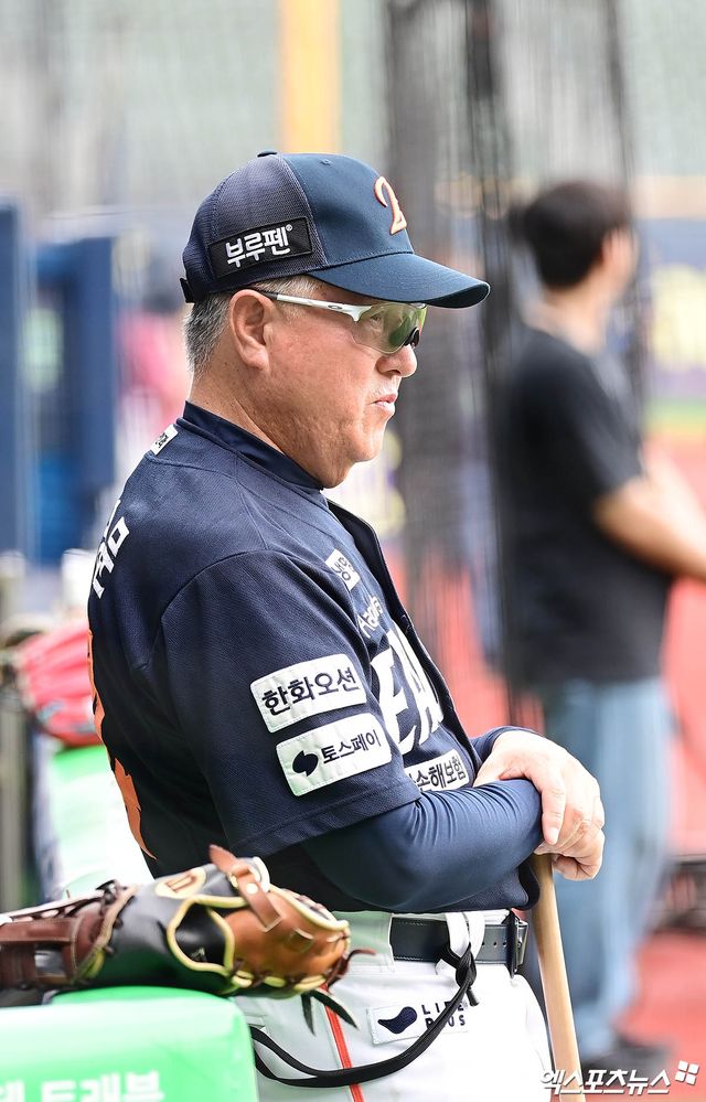 한화 이글스 김경문 감독이 22일 서울 잠실야구장에서 두산 베어스와 원정경기를 앞두고 선수들의 훈련을 지켜보고 있다. 잠실, 박지영 기자