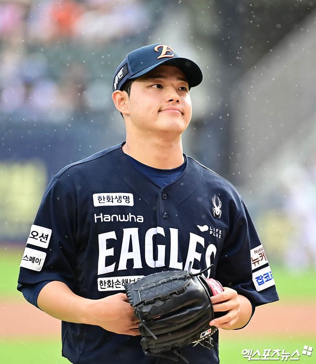 한화 이글스 선발투수 문동주가 22일 잠실 두산 베어스전에서 무실점으로 이닝을 마친 뒤 미소 짓고 있다. 잠실, 박지영 기자