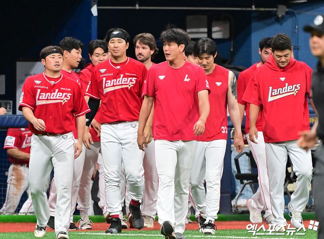 19일 오후 서울 구로구 고척스카이돔에서 열린 '2025 신한 SOL Bank KBO리그' SSG 랜더스와 키움 히어로즈의 경기, SSG가 한유섬 최지훈의 솔로 홈런과 석정우의 역전 투런 홈런에 힘입어 키움에 4:2 역전승을 거뒀다. 이날 경기에서 승리한 SSG 선수들이 기뻐하고 있다. 엑스포츠뉴스 DB