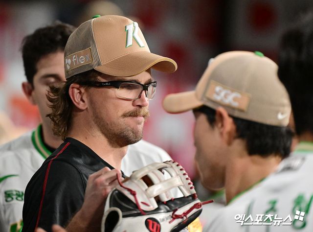 22일 오후 서울 구로구 고척스카이돔에서 열린 '2025 신한 SOL Bank KBO리그' 롯데 자이언츠와 키움 히어로즈의 경기, 키움 웰스가 8회초 수비를 마친 야수들과 하이파이브를 하고 있다. 엑스포츠뉴스 고척, 김한준 기자