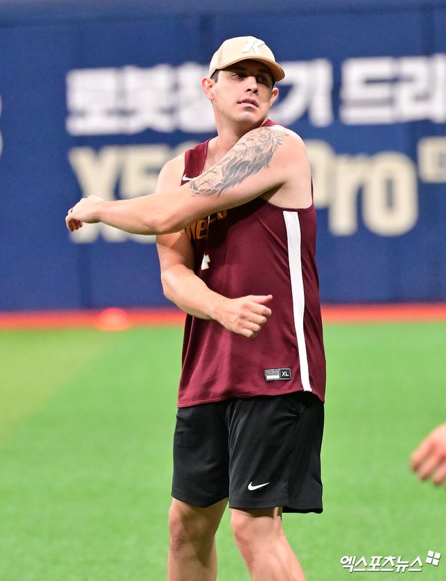 22일 오후 서울 구로구 고척스카이돔에서 열리는 '2025 신한 SOL Bank KBO리그' 롯데 자이언츠와 키움 히어로즈의 경기, 키움 카디네스가 훈련에 임하고 있다. 엑스포츠뉴스 고척, 김한준 기자