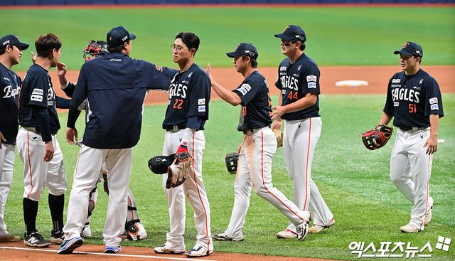 한화 이글스 선수들이 올해 정규시즌 경기에서 승리한 뒤 하이파이브하고 있다. 한화는 22일 잠실 삼성전에서 지난 1985년 삼성 라이온즈에 이어 40년 만에 단일시즌 10연승 2회 대기록에 도전한다. 엑스포츠뉴스 DB