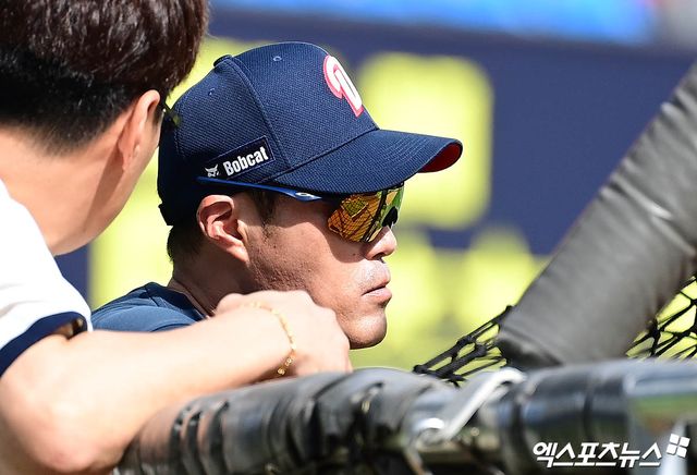 두산 베어스 조성환 감독대행이 22일 서울 잠실야구장에서 한화 이글스와 홈경기를 앞두고 선수들의 훈련을 바라보고 있다. 잠실, 박지영 기자