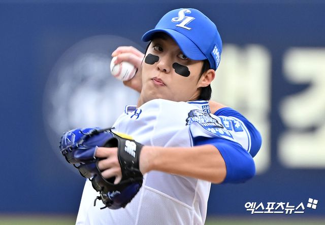 26일 오후 대구삼성라이온즈파크에서 열린 '2024 신한 SOL Bank KBO 한국시리즈' KIA 타이거즈와 삼성 라이온즈의 4차전 경기, 1회초 삼성 선발투수 원태인이 공을 힘차게 던지고 있다. 엑스포츠뉴스 DB