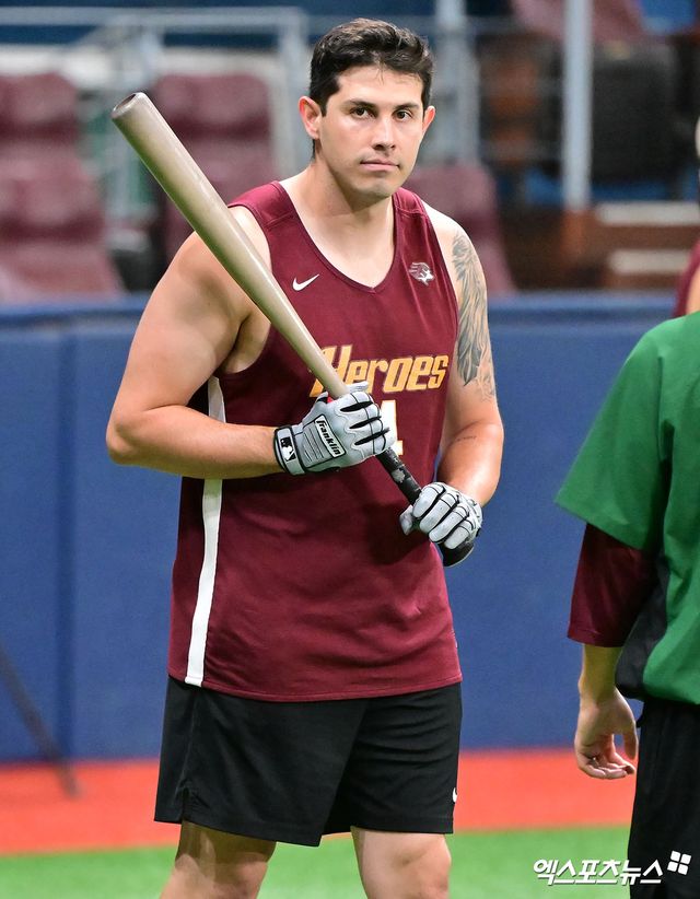 22일 오후 서울 구로구 고척스카이돔에서 열리는 '2025 신한 SOL Bank KBO리그' 롯데 자이언츠와 키움 히어로즈의 경기, 키움 카디네스가 훈련에 임하고 있다. 엑스포츠뉴스 고척, 김한준 기자