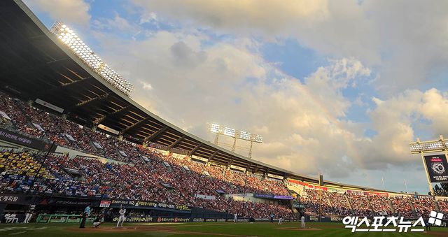 22일 오후 서울 송파구 잠실야구장에서 열린 '2025 신한 SOL Bank KBO리그' 한화 이글스와 두산 베어스의 경기가 매진된 가운데 비가 오고 난 뒤 갠 하늘에 무지개가 떠있다. 잠실, 박지영 기자