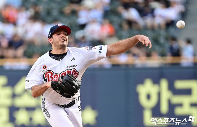 22일 오후 서울 송파구 잠실야구장에서 열린 '2025 신한 SOL Bank KBO리그' 한화 이글스와 두산 베어스의 경기, 1회초 두산 선발투수 잭로그가 역투하고 있다. 잠실, 박지영 기자