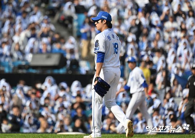26일 오후 대구삼성라이온즈파크에서 열린 '2024 신한 SOL Bank KBO 한국시리즈' KIA 타이거즈와 삼성 라이온즈의 4차전 경기, 2회초 수비를 마친 삼성 선발투수 원태인이 더그아웃으로 향하고 있다. 엑스포츠뉴스 DB