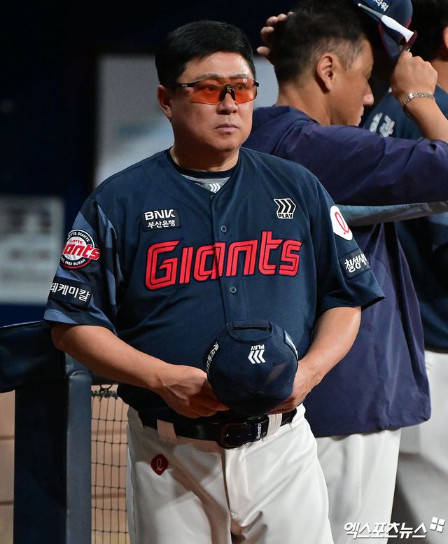 22일 오후 서울 구로구 고척스카이돔에서 열린 '2025 신한 SOL Bank KBO리그' 롯데 자이언츠와 키움 히어로즈의 경기, 롯데 김태형 감독이 키움 더그아웃을 바라보고 있다. 엑스포츠뉴스 고척, 김한준 기자