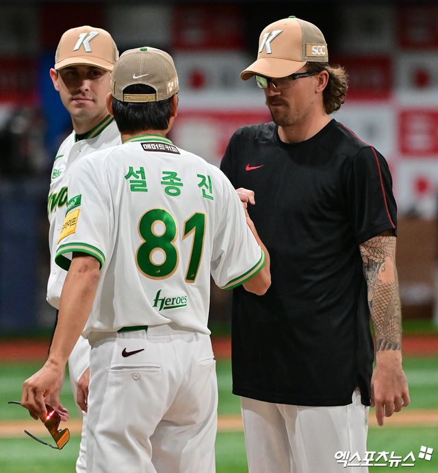 22일 오후 서울 구로구 고척스카이돔에서 열린 '2025 신한 SOL Bank KBO리그' 롯데 자이언츠와 키움 히어로즈의 경기, 키움이 4안타 2타점 2도루를 기록한 임지열의 맹타에 힘입어 롯데에 6:3으로 승리했다. 이날 경기에서 승리한 키움 설종진 감독대행이 웰스와 인사를 나누고 있다. 엑스포츠뉴스 고척, 김한준 기자