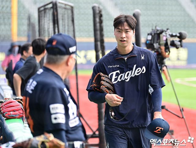 한화 이글스 김경문 감독이 22일 서울 잠실야구장에서 두산 베어스와 원정경기를 앞두고 투수 엄상백과 대화하고 있다. 잠실, 박지영 기자