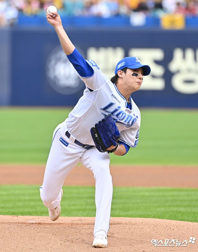 26일 오후 대구삼성라이온즈파크에서 열린 '2024 신한 SOL Bank KBO 한국시리즈' KIA 타이거즈와 삼성 라이온즈의 4차전 경기, 1회초 삼성 선발투수 원태인이 공을 힘차게 던지고 있다. 엑스포츠뉴스 DB