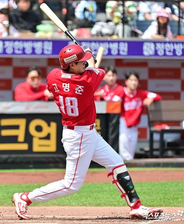 18일 오후 대전 한화생명 볼파크에서 열린 '2025 신한 SOL Bank KBO리그' SSG 랜더스와 한화 이글스의 경기, 1회초 2사 1,2루 SSG 고명준이 1타점 적시타를 날리고 있다. 엑스포츠뉴스 DB