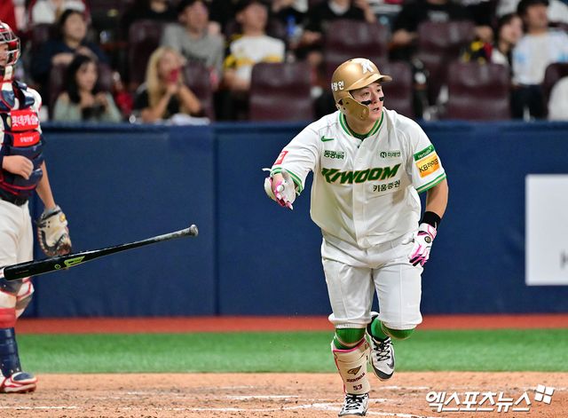 22일 오후 서울 구로구 고척스카이돔에서 열린 '2025 신한 SOL Bank KBO리그' 롯데 자이언츠와 키움 히어로즈의 경기, 7회말 1사 1,2루 키움 최주환이 2타점 2루타를 날리고 있다. 엑스포츠뉴스 고척, 김한준 기자