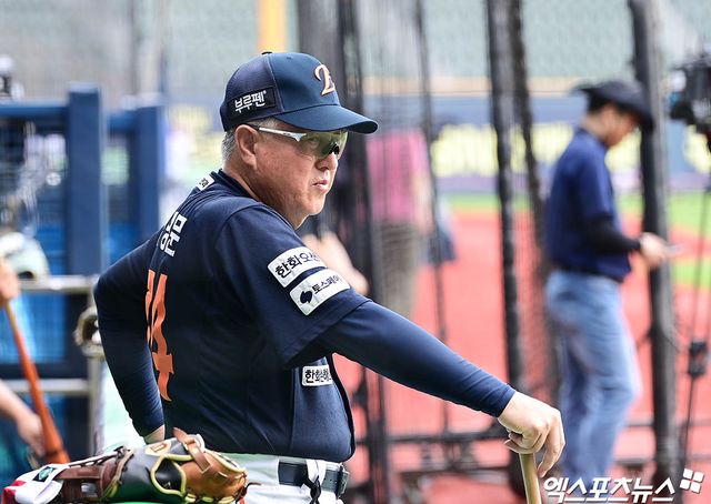 한화 이글스 김경문 감독이 22일 서울 잠실야구장에서 두산 베어스와 원정경기를 앞두고 선수들의 훈련을 지켜보고 있다. 잠실, 박지영 기자