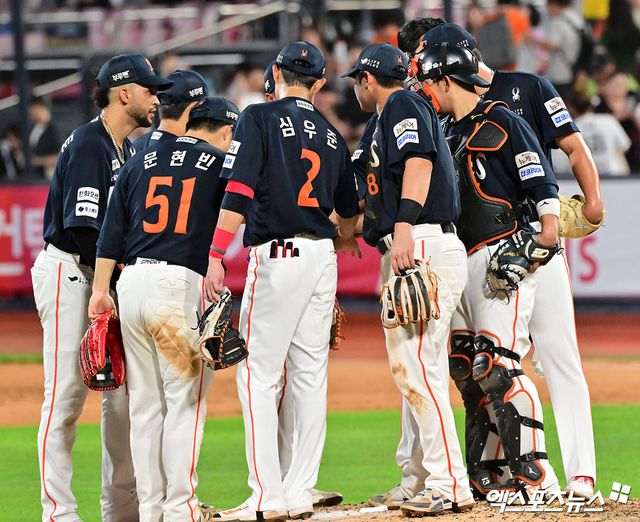 한화 이글스 선수들이 올해 정규시즌 경기에서 승리한 뒤 세리머니하고 있다. 엑스포츠뉴스 DB