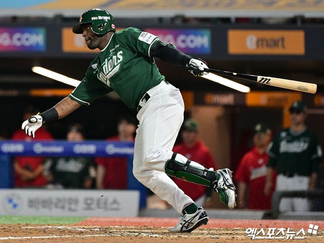 21일 오후 인천SSG랜더스필드에서 열린 '2025 신한 SOL Bank KBO리그' KIA 타이거즈와 SSG 랜더스의 경기, 9회말 1사 1,3루 SSG 에레디아가 1타점 적시타를 날리고 있다. 엑스포츠뉴스 DB