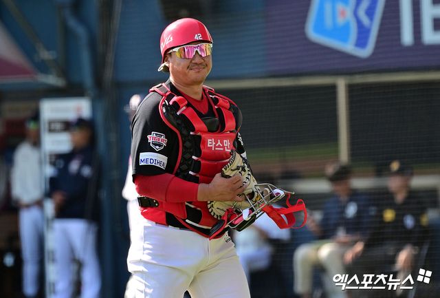 20일 오후 서울 송파구 잠실야구장에서 열린 '2025 신한 SOL Bank KBO리그' KIA 타이거즈와 두산 베어스의 경기, 5회말 2사 1루 KIA 김태군이 두산 정수빈의 2루 도루를 저지한 후 더그아웃으로 향하고 있다. 엑스포츠뉴스 DB