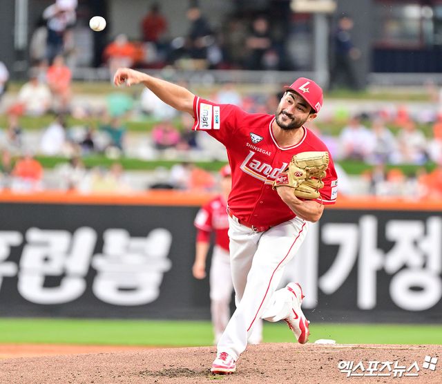 17일 오후 대전 한화생명 볼파크에서 열린 '2025 신한 SOL Bank KBO리그' SSG 랜더스와 한화 이글스의 더블헤더 2차전 경기, 1회말 SSG 선발투수 화이트가 공을 힘차게 던지고 있다. 엑스포츠뉴스 DB