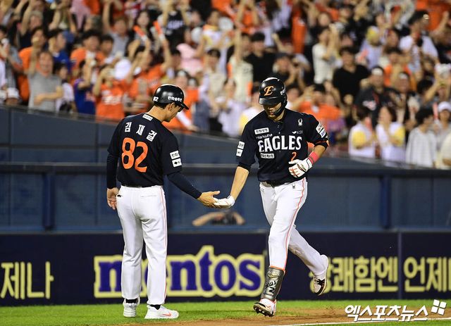 22일 오후 서울 송파구 잠실야구장에서 열린 '2025 신한 SOL Bank KBO리그' 한화 이글스와 두산 베어스의 경기, 9회초 2사 한화 심우준이 두산 최원준을 상대로 솔로 홈런을 때려냈다. 잠실, 박지영 기자