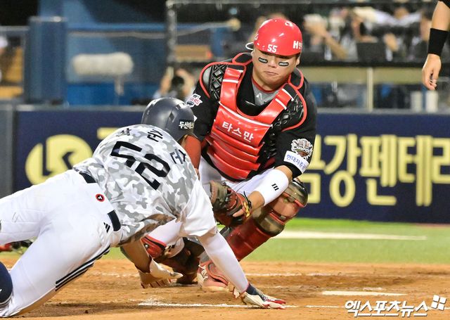 5일 오후 서울 송파구 잠실야구장에서 열린 '2025 신한 SOL Bank KBO리그' KIA 타이거즈와 두산 베어스의 경기, 9회말 2사 1,2루 두산 박준순이 김동준의 우전안타때 홈으로 쇄도하다 KIA 한준수에게 태그아웃을 당하고 있다. 엑스포츠뉴스 DB