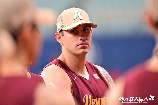 22일 오후 서울 구로구 고척스카이돔에서 열리는 '2025 신한 SOL Bank KBO리그' 롯데 자이언츠와 키움 히어로즈의 경기, 키움 카디네스가 미팅을 갖고 있다. 엑스포츠뉴스 고척, 김한준 기자