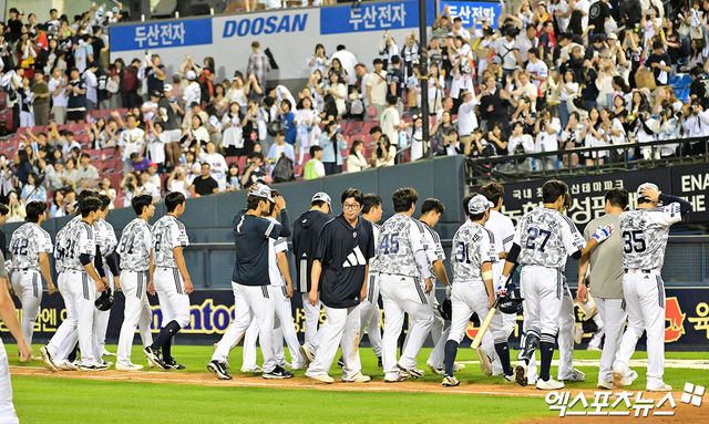 두산 베어스 선수들이 올해 정규시즌 경기를 마친 뒤 팬들에게 인사하고 있다. 엑스포츠뉴스 DB