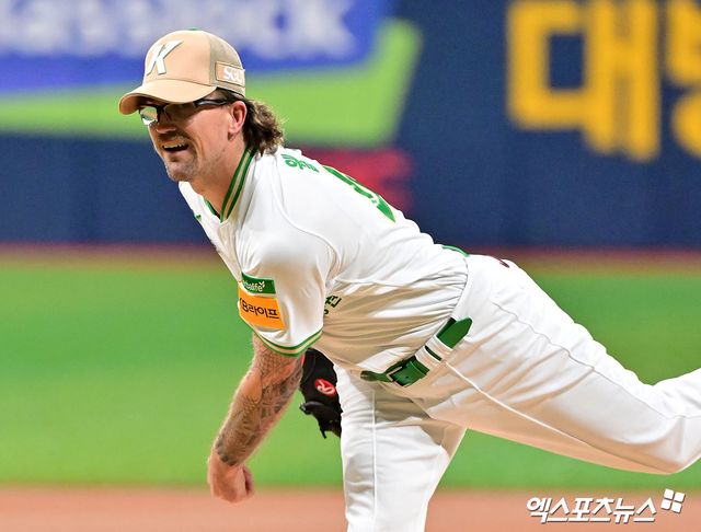 22일 오후 서울 구로구 고척스카이돔에서 열린 '2025 신한 SOL Bank KBO리그' 롯데 자이언츠와 키움 히어로즈의 경기, 1회초 키움 선발투수 웰스가 공을 힘차게 던지고 있다. 엑스포츠뉴스 고척, 김한준 기자