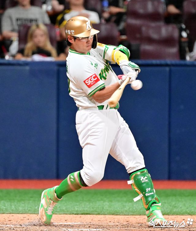 22일 오후 서울 구로구 고척스카이돔에서 열린 '2025 신한 SOL Bank KBO리그' 롯데 자이언츠와 키움 히어로즈의 경기, 7회말 무사 1루 키움 임지열이 좌중간 안타를 날리고 있다. 엑스포츠뉴스 고척, 김한준 기자