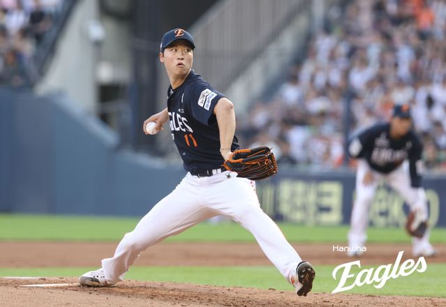 한화 이글스 엄상백이 23일 잠실 두산 베어스전에 구원 등판해 역투하고 있다. 한화 이글스