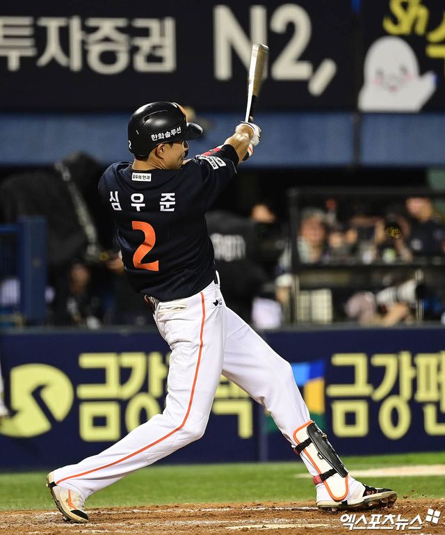 한화 이글스 심우준이 22일 잠실 두산 베어스전에서 타격하고 있다. 잠실, 박지영 기자